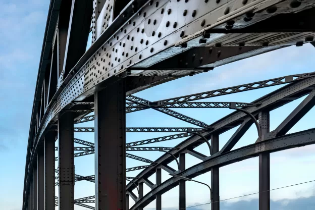 Imagem ilustrativa de barra de aço carbono utilizada na construção civil e na indústria