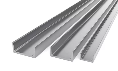 Perfil U de aço galvanizado utilizado em estruturas metálicas e suportes industriais