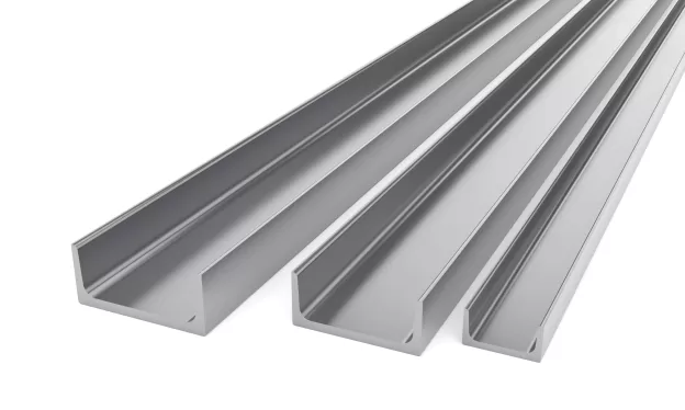 Perfil U de aço galvanizado utilizado em estruturas metálicas e suportes industriais