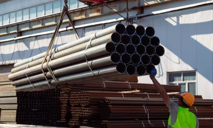 Tubos de aço sendo utilizados na estrutura de um edifício em construção