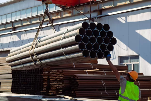 Tubos de aço sendo utilizados na estrutura de um edifício em construção