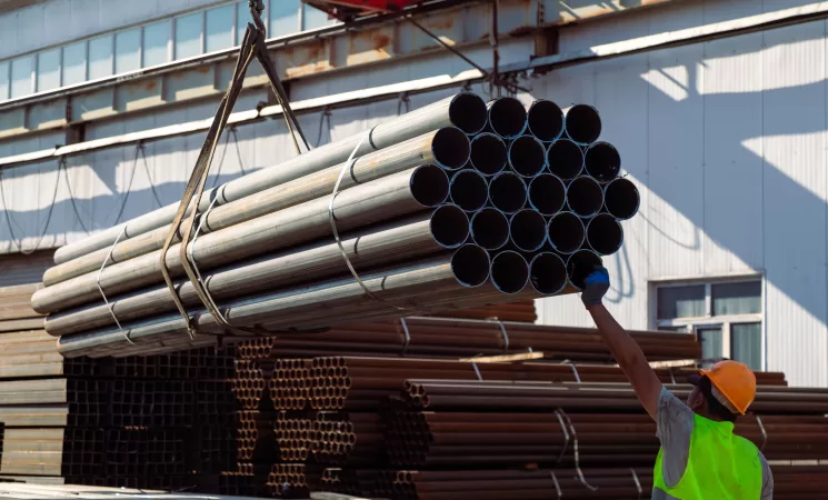 Tubos de aço sendo utilizados na estrutura de um edifício em construção