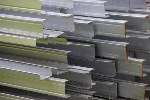 Tubos e perfis de aço organizados em estrutura metálica para uso industrial e construção
