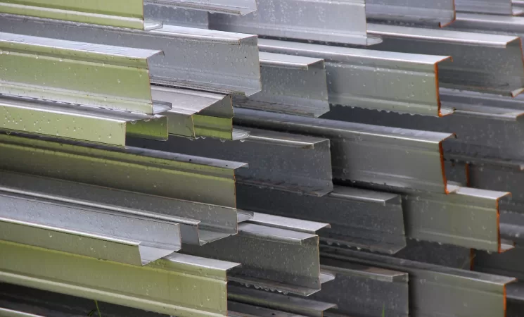 Tubos e perfis de aço organizados em estrutura metálica para uso industrial e construção