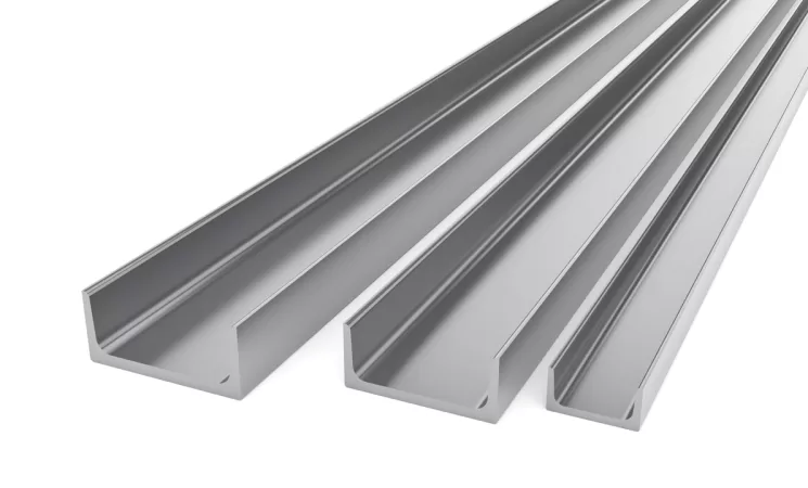 Perfis U de aço alinhados em diferentes tamanhos, utilizados em estruturas metálicas e projetos de construção civil.