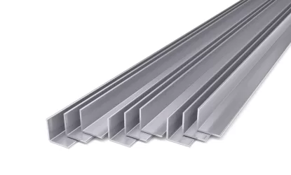 Perfis metálicos de aço em formato U alinhados, utilizados em estruturas e construções civis.