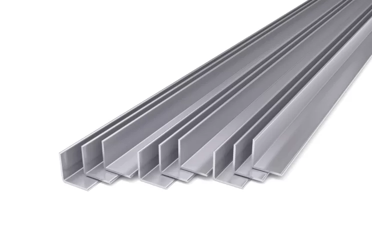 Perfis metálicos de aço em formato U alinhados, utilizados em estruturas e construções civis.