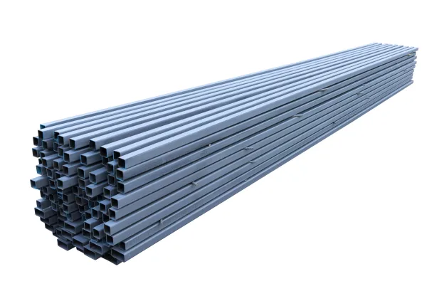 Barras chatas de aço empilhadas, utilizadas em estruturas metálicas, serralheria e aplicações industriais
