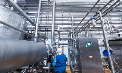 Tubos schedule de aço instalados em ambiente industrial de alta pressão, com sistema de tubulação robusto para transporte seguro de fluidos