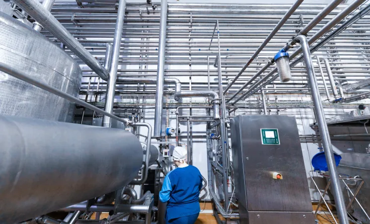 Tubos schedule de aço instalados em ambiente industrial de alta pressão, com sistema de tubulação robusto para transporte seguro de fluidos