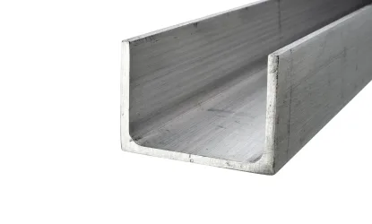 Perfil U de aço carbono utilizado em estruturas metálicas e aplicações industriais