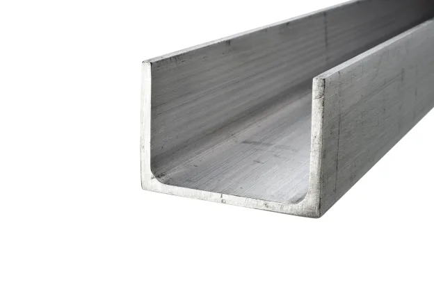 Perfil U de aço carbono utilizado em estruturas metálicas e aplicações industriais