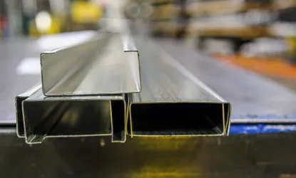 Perfis metálicos de aço em formato tubular utilizados em estruturas industriais e projetos de engenharia