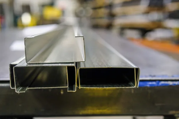 Perfis metálicos de aço em formato tubular utilizados em estruturas industriais e projetos de engenharia