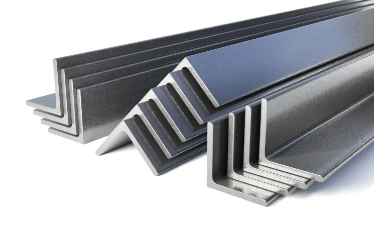 Cantoneiras de aço em formato L utilizadas em estruturas metálicas e aplicações de serralheria